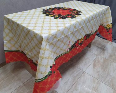 Скатертина новорічна Eponj Home 150х220 Red Wreath червоно-жовта