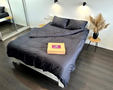 Постільна білизна LARA сатин-страйп LUX black d13182е180 з простирадлом на резинці 180х200х25 євро